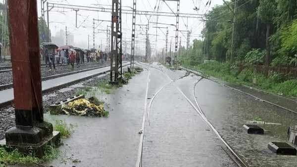 Mumbai Rains: Roads waterlogged, Trains delayed and airlines issue advisory Mumbai Rains: Roads waterlogged, Trains delayed and airlines issue advisory