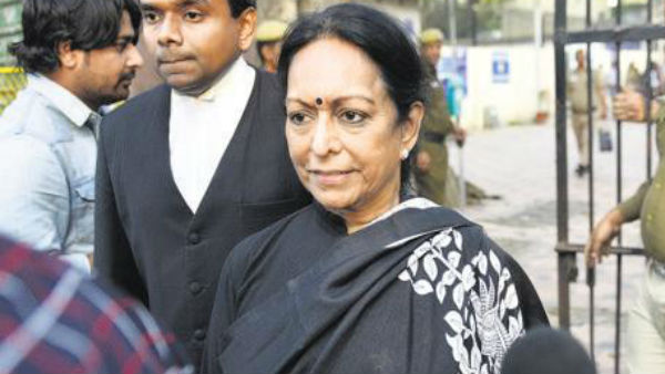 Nalini Chidambaram gives Kambaramayana to her husband P.Chidambaram Nalini Chidambaram gives Kambaramayana to her husband P.Chidambaram