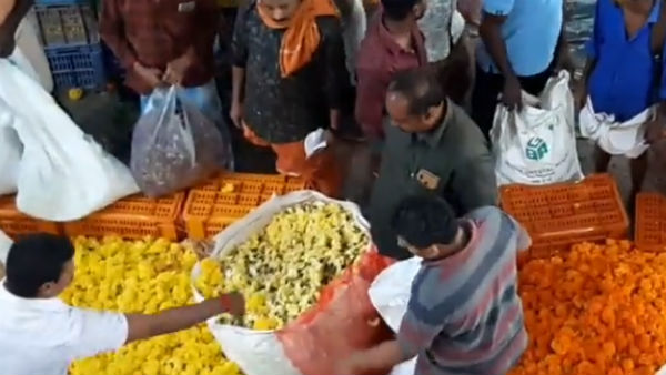 களை கட்டும் ஓணம்.. குவியும் தோவாளை பூக்கள்.. காய்கறி விலையோ கம்மி.. ஹேப்பி கேரளா!