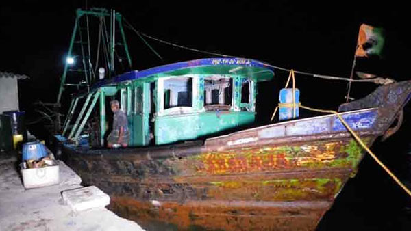 Srilankan Navy arrests 5 TN Fishermen Srilankan Navy arrests 5 TN Fishermen