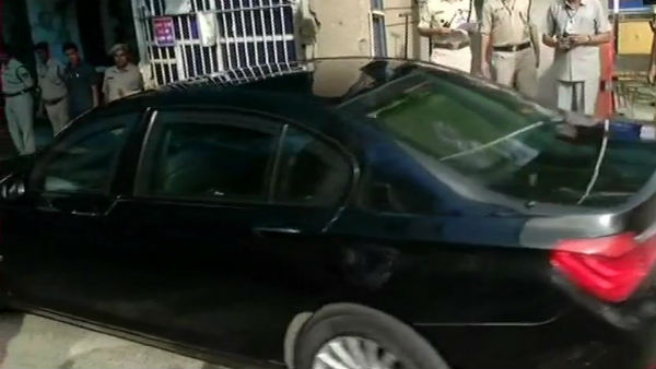 Sonia Gandhi and Manmohan Singh arrive at Tihar Jail to meet P Chidambaram Sonia Gandhi and Manmohan Singh arrive at Tihar Jail to meet P Chidambaram