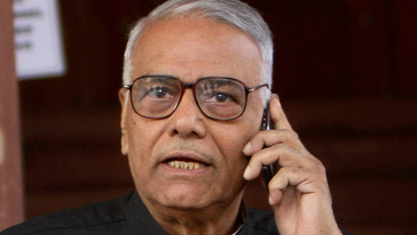 Yashwant Sinha stoped at Srinagar airport Yashwant Sinha stoped at Srinagar airport