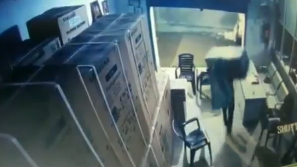 WATCH Robbers loot LED TVs worth Rs 50 lakhs from a godown in Mehndiganj, Bihar WATCH Robbers loot LED TVs worth Rs 50 lakhs from a godown in Mehndiganj, Bihar
