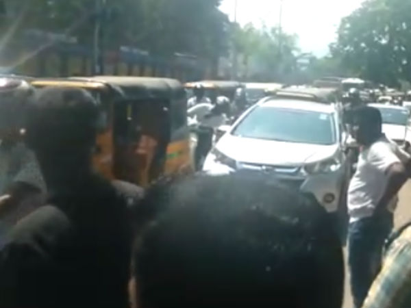சிதறி ஓடினர்