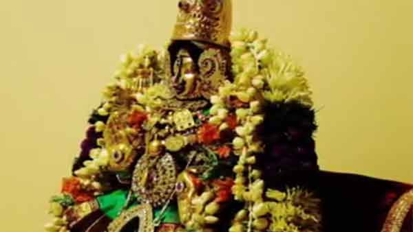 வாசல்படியில் அன்னை லட்சுமி