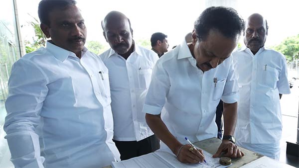வருகைப் பதிவேட்டில் கையெழுத்து