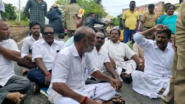 4 persons booked for issuing money to voters in puducherry 4 persons booked for issuing money to voters in puducherry