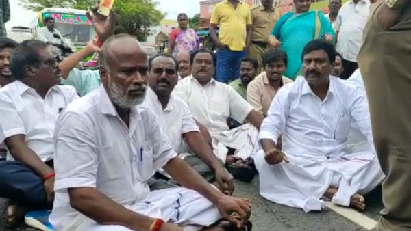 4 persons booked for issuing money to voters in puducherry 4 persons booked for issuing money to voters in puducherry