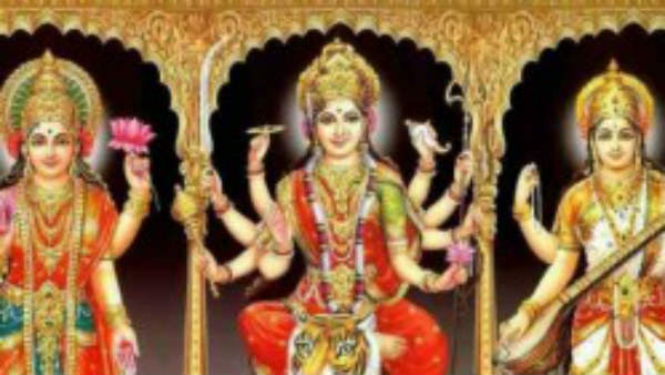 அரிசியில் எழுதும் குழந்தைகள்