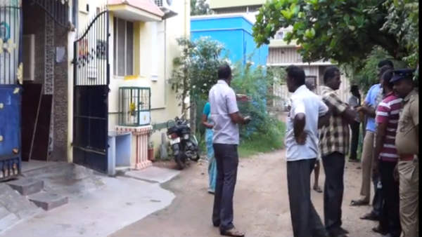 கதவை உடைத்து