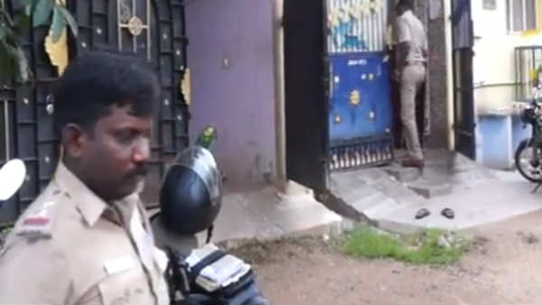 அமமுக பிரமுகர் வீட்டில்