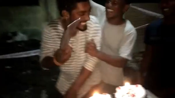 Youth was arrested in robbery case who cuts cake using Strap knife Youth was arrested in robbery case who cuts cake using Strap knife