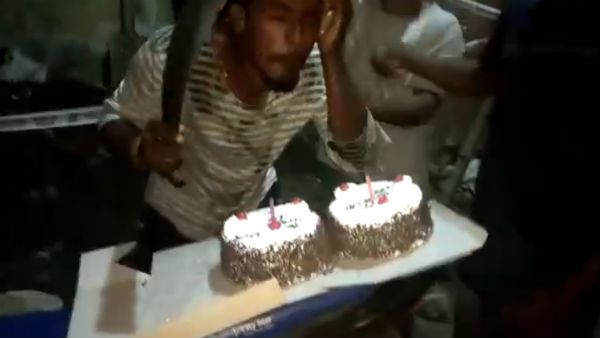 Youth was arrested in robbery case who cuts cake using Strap knife Youth was arrested in robbery case who cuts cake using Strap knife
