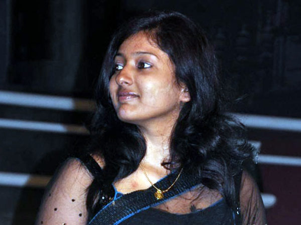 காயத்ரி வீடு முற்றுகை