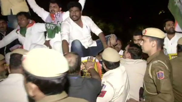 Congress workers protest near Home Minister Amit Shahs house Congress workers protest near Home Minister Amit Shahs house