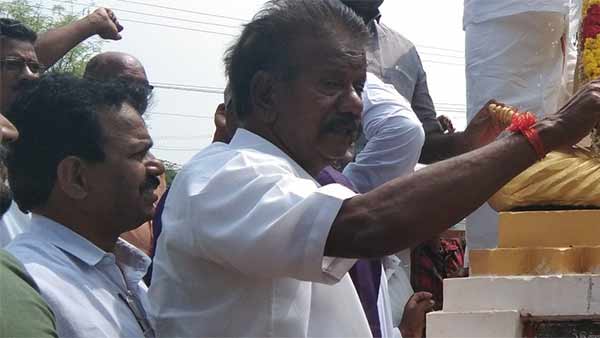 ஊர்வலம் சென்றார்