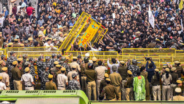 Lucknow University students extend support to protesting JNU students Lucknow University students extend support to protesting JNU students