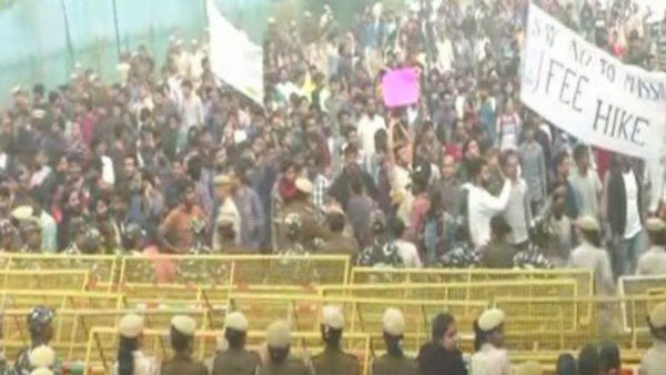 தண்ணீர் பீய்ச்சி கலைக்க முயற்சி