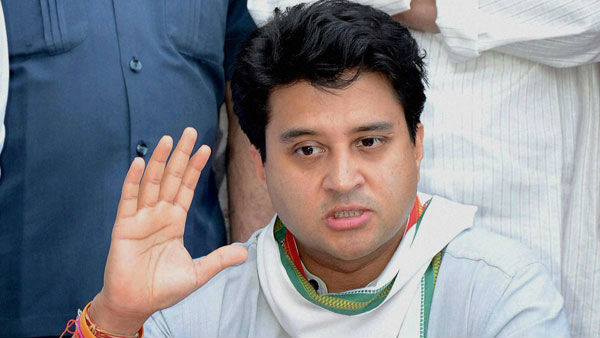 Madhya Pradesh: Jyotiraditya Scindia is no mention of Congress party in his Twitter bio Madhya Pradesh: Jyotiraditya Scindia is no mention of Congress party in his Twitter bio