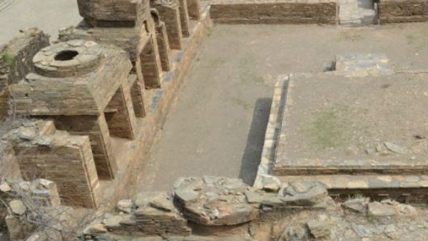 Pots, Coins discovered in Pakistans 3000 year old city Pots, Coins discovered in Pakistans 3000 year old city