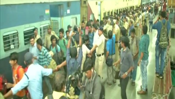 138 WB labourers brought back to Kolkata from Jammu Kashmir 138 WB labourers brought back to Kolkata from Jammu Kashmir