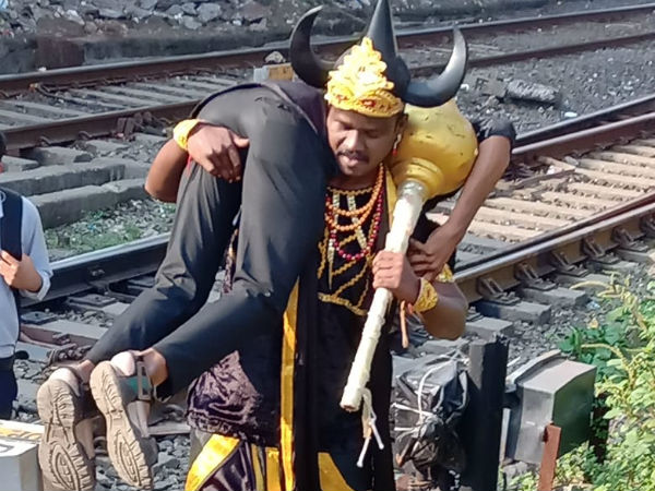 If you cross the track in an unauthorized way in mumbai, Yamraj will find you and teach you a lesson If you cross the track in an unauthorized way in mumbai, Yamraj will find you and teach you a lesson