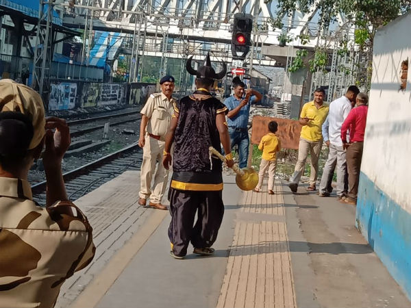 If you cross the track in an unauthorized way in mumbai, Yamraj will find you and teach you a lesson If you cross the track in an unauthorized way in mumbai, Yamraj will find you and teach you a lesson