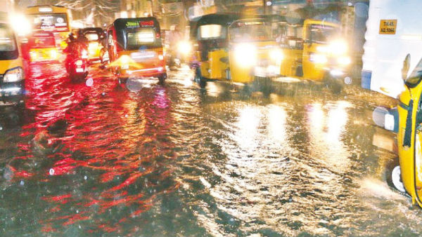 heavy rain fall in madurai, roads flooded heavy rain fall in madurai, roads flooded