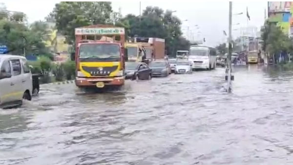 Rain water on both sides of the Chennai-Trichy highway leads traffic jam Rain water on both sides of the Chennai-Trichy highway leads traffic jam