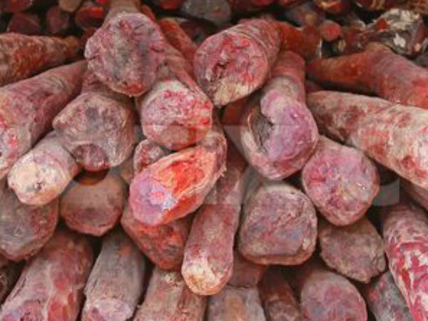 Police chased a car which smuggles red sandalwood from Andhra to Chennai Police chased a car which smuggles red sandalwood from Andhra to Chennai