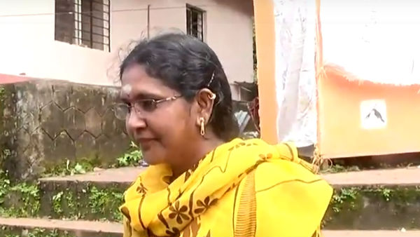 7 young women who try to enter Sabarimala Ayyappan temple stopped 7 young women who try to enter Sabarimala Ayyappan temple stopped