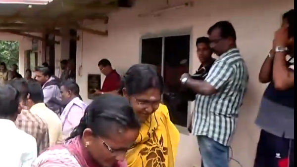 7 young women who try to enter Sabarimala Ayyappan temple stopped 7 young women who try to enter Sabarimala Ayyappan temple stopped