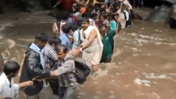 More than 100 pilgrims pilgrims are deprived in Sathuragiri temple due to heavy rain More than 100 pilgrims pilgrims are deprived in Sathuragiri temple due to heavy rain