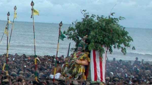 சிக்கலில் வேல் வாங்கும் முருகன்