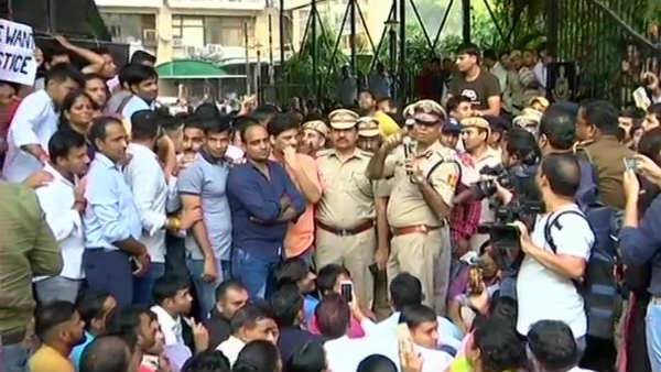 The protesting cops at the Delhi Police headquarters have made 6 demands The protesting cops at the Delhi Police headquarters have made 6 demands