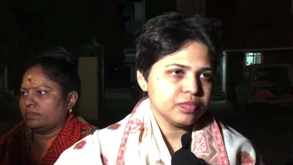Activist Trupti Desai lands in Kochi to visit Sabarimalai Activist Trupti Desai lands in Kochi to visit Sabarimalai