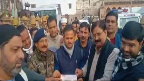 6 Lakh Cheque From Bulandshahr Muslim Citizens As Damage Compensation: UP Government 6 Lakh Cheque From Bulandshahr Muslim Citizens As Damage Compensation: UP Government