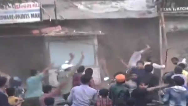 Ahmedabad Protesters pelt policemen with stones vidoe Goes viral Ahmedabad Protesters pelt policemen with stones vidoe Goes viral