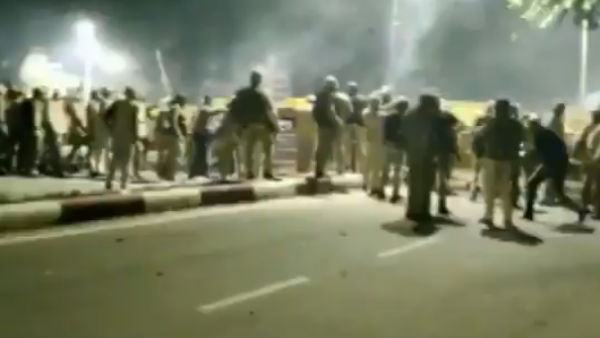 Citizenship Amendment: Police did lathi charge on Aligarh Students in UP Citizenship Amendment: Police did lathi charge on Aligarh Students in UP
