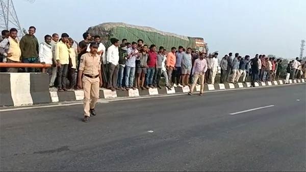 தாக்கினார்கள்
