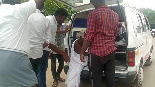 An elderly grandmother in Karur district came by ambulance and voted An elderly grandmother in Karur district came by ambulance and voted
