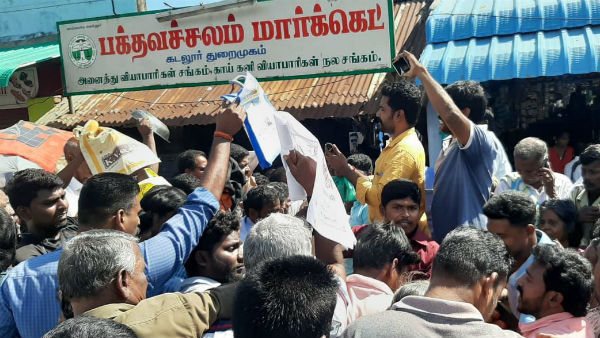 At a shop in Cuddalore, 1 kg of onions are sold for Rs 20. At a shop in Cuddalore, 1 kg of onions are sold for Rs 20.