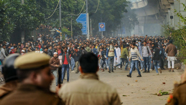 Delhi: Government asked telecommunication companies to suspend service Delhi: Government asked telecommunication companies to suspend service