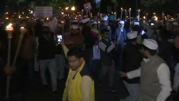 Violence returns to Delhi as Seelampur turns into warzone Violence returns to Delhi as Seelampur turns into warzone