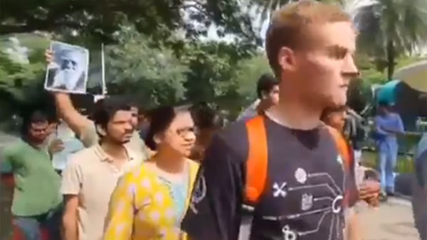 3 அதிகாரிகள்