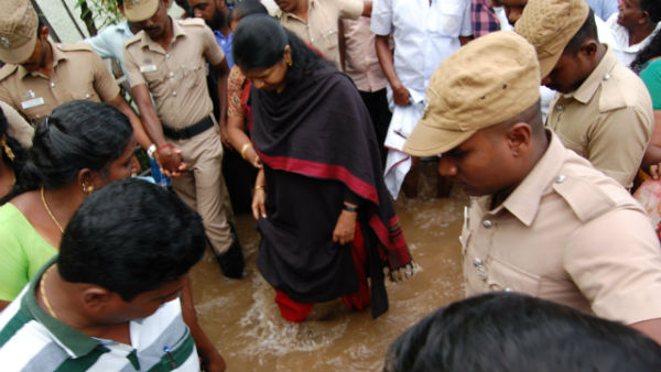 தண்ணீர் சூழ்ந்தது