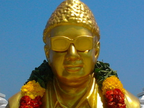 எம்.ஜி.ஆர் சிலை