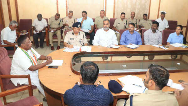 Chief Minister Narayanasamy meeting with officials on New Year celebrations Chief Minister Narayanasamy meeting with officials on New Year celebrations
