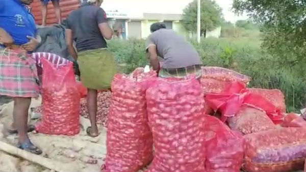 The 10 tonnes of onion brought to Chennai from Andhra Pradesh toppled on the road The 10 tonnes of onion brought to Chennai from Andhra Pradesh toppled on the road