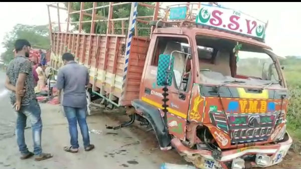 The 10 tonnes of onion brought to Chennai from Andhra Pradesh toppled on the road The 10 tonnes of onion brought to Chennai from Andhra Pradesh toppled on the road